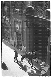 Ripresa dall'alto di carabinieri a cavallo impegnati a controllare un gruppo di manifestanti scesi in piazza contro la legge 'Medici' - campo medio