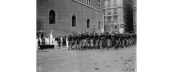 Roma La legione dei fasci italiani all'estero, di ritorno dall'Africa Orientale, sfila in piazza Venezia davanti al Duce