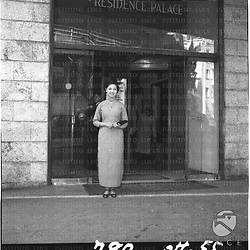 Un'attrice cinese all'entrata dell'Hotel Residence Palace; campo medio