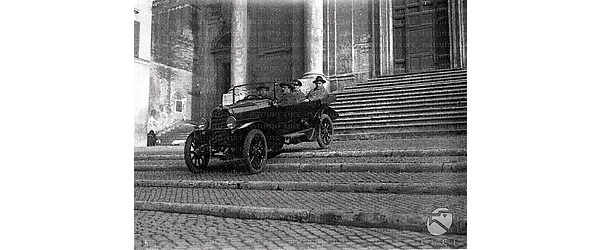 Roma Quattro uomini a bordo di una Fiat 501 sul sagrato di una chiesa