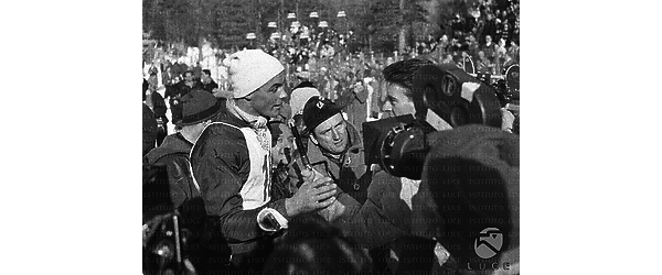 Cortina d'Ampezzo Tony Sailer, vincitore dello slalom gigante, viene intervistato mentre un cineoperatore lo riprende