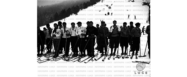 Roccaraso Ritratto di sciatori in montagna. Nel gruppo unuomo con la moglie della Milizia volontaria sicurezza nazionale