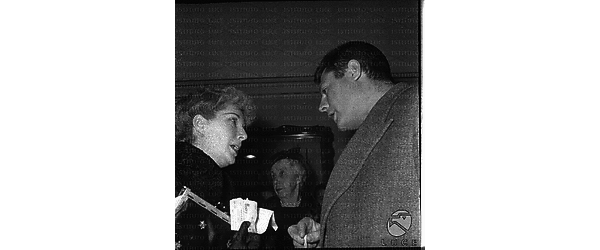 Marcello Mastroianni con Giulia Lazzarini nel foyer del teatro Valle - piano americano