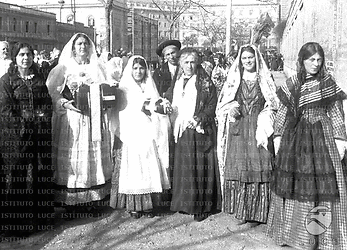Liguria (Rapallo) [Gruppo di donne in costumi tradizionali di Rapallo posa in viale Castro Pretorio] - Totale