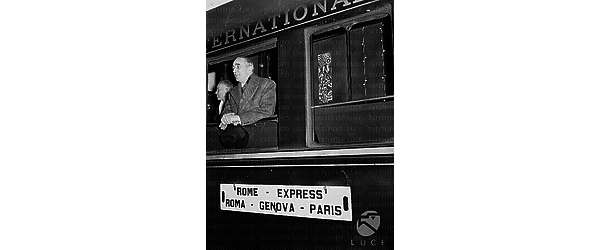 Roma Dunn è affacciato al finestrino di un treno che lo porterà nella sua nuova sede di Parigi