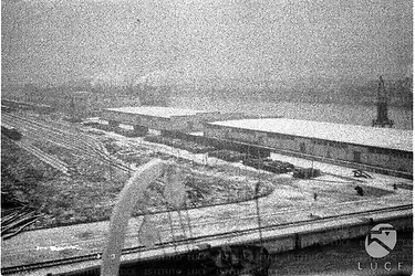 Il porto di Brindisi visto da una nave proveniente dall'A.O.I., si vedono la ferrovia e alcune fabbriche