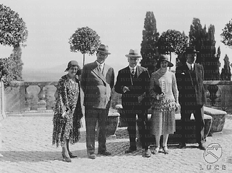 Tivoli Il ministro Sirianni e Lord Alexander posano con due eleganti signore - probabilmente le consorti -, e una personalità su una terrazza di Villa d'Este a Tivoli