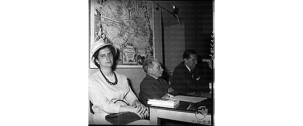 Margherita Guidacci, Antonio Padellaro, Pietro Prini ripresi seduti al tavolo dei relatori alla Libreria Internazionale Paesi Nuovi - piano americano