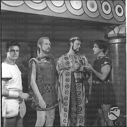 (da sinistra) Massimo Carocci, Piero Lulli, Preti e Gustavo Rojo sul set del film Giulio Cesare - piano medio