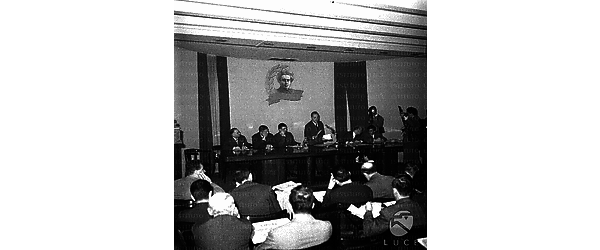 Palmiro Togliatti tiene una conferenza nella sede del PCI di via delle Botteghe Oscure, sulla destra, seduto al tavolo, si riconosce Enrico Berlinguer, sulla sinistra, Armando Cossutta e Giorgio Amendola - campo lungo