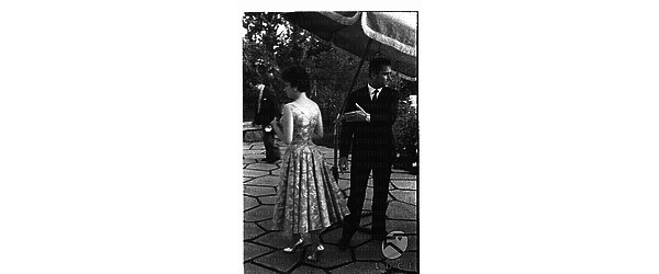 Gina Lollobrigida ed il marito durante un ricevimento nella loro villa per la ripresa dell'attività cinematografica dell'attrice - totale
