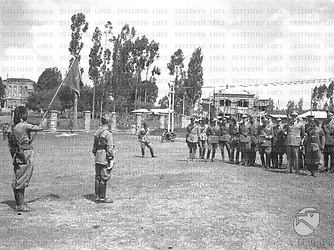 Addis Abeba Cerimonia militare sul prato del Piccolo Ghebbì imperiale