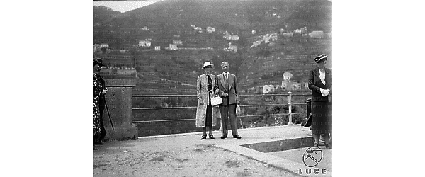 Napoli Un'elegante coppia di anziani posa per una foto ricordo appoggiata alla ringhiera di una terrazza panoramica