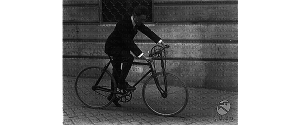 Un giovanotto in sella alla bicicletta