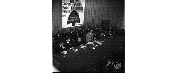 Bonomi parla al Convegno nazionale dei dirigenti della Coldiretti, seduto a sinistra Fanfani con altre persone - campo lungo