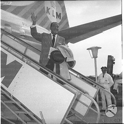 Il regista Irving Rapper sulla scaletta di un aereo della KLM - campo medio