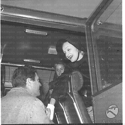 Raf Vallone stringe la mano a Marlene Dietrich seduta in un bus. Piano medio