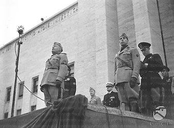 Mussolini tiene un discorso dal palco davanti al rettorato dell'Università La Sapienza a Roma in occasione del XVIII Annuale della Milizia Universitaria