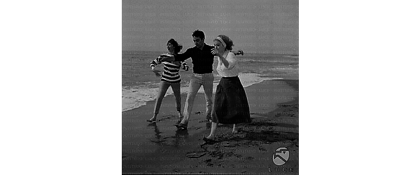 Lynn Shaw, Fulvio Carrara e Alessandra Panaro sulla spiaggia di Ostia - totale