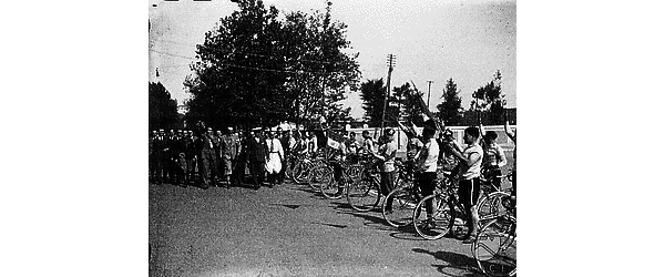 Roma Mussolini, accompagnato da un gruppo di personalità, tra cui Starace e Nino d'Aroma, passa in rivista ciclisti dell'O.N.D. schierati in viale Tiziano