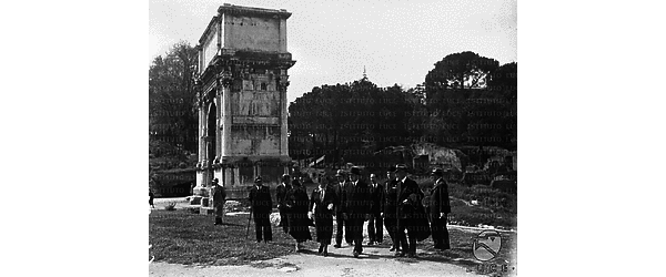 Roma Il ministro tedesco Hans Frank visita il Foro Romano con la moglie ed altre autorità