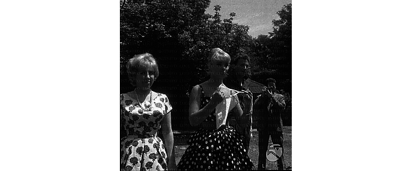 Sommer Elke e Betty Curtis ripresa da un fotografo. Piano medio