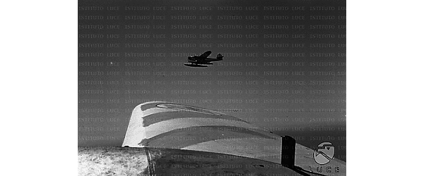 Un idrovolante Cant Z-506 in volo ripreso da un altro aereo di cui si vede un'ala