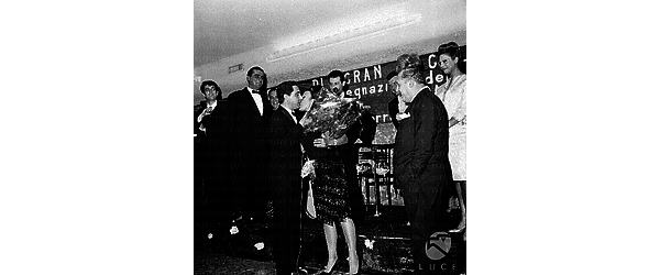 Napoli Corrado bacia Silvana Pampanini sul palco durante la consegna del premio Ambassador