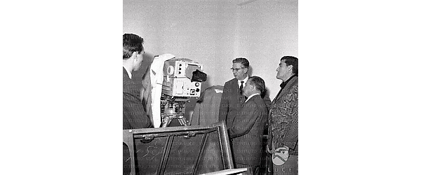 Roma Sherman e Fioravanti in uno studio osservano una telecamera b/n di tipo Pye; interno