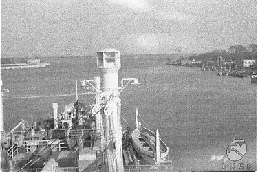 Il porto di Brindisi visto da una nave proveniente dall'A.O.I., il ponte di prua della nave