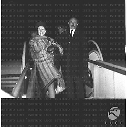 Anna Maria Pierangeli e Armando Trovajoli sulla scaletta dell'aereo - totale