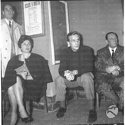 Ripresi, in occasione della conferenza stampa per la commedia Accadde a Irkutsk, Walter Maestosi seduto al centro tra un uomo ed una donna - totale
