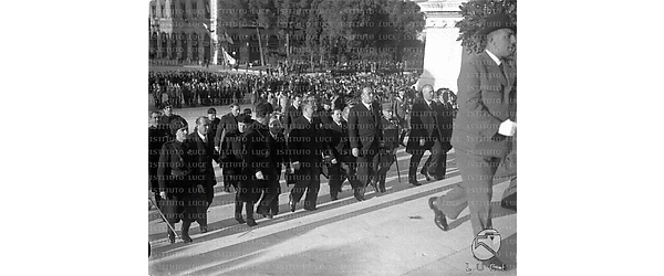 Roma Il borgomastro di Vienna, gerarchi italiani e dirigenti del Fronte patriottico austriaco salgono le scale del Vittoriano per rendere omaggio al Milite ignoto