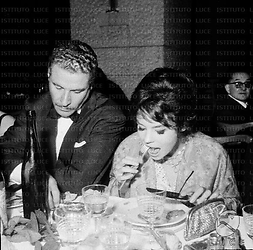 Roma Amedeo Nazzari e Pascale Petit mangiano ad un tavolo del ristorante Vecchia America durante il Galà del cinema