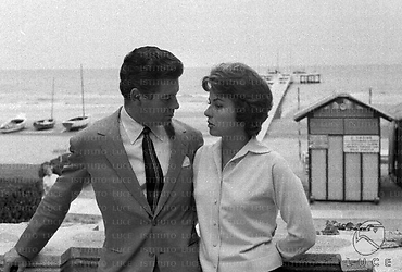 Venezia José Suarez e Fiorella Mari in atteggiamento romantico nei pressi della laguna di Venezia