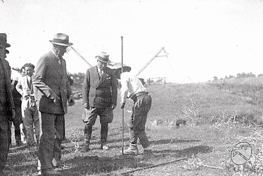Lazio Mussolini, in visita in un cantiere di bonifica dell'Agro Pontino, osserva un operaio intento a conficcare nel terreno una pertica