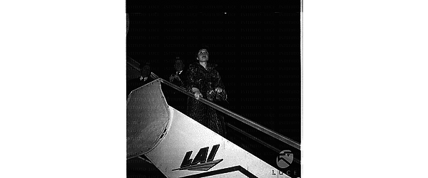 Sonja Ziemann mentre scende le scale dell'aereo della LAI - campo medio