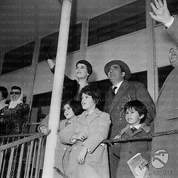 Ciampino Silvana Mangano, a Ciampino con i figli in occasione della partenza di De Laurentiis per New York, fa cenni di saluto in direzione dell'aereo