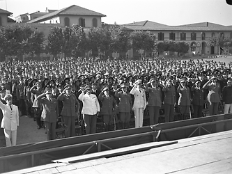 Militari schierati durante una manifestazione nel cortile della Caserma Macao