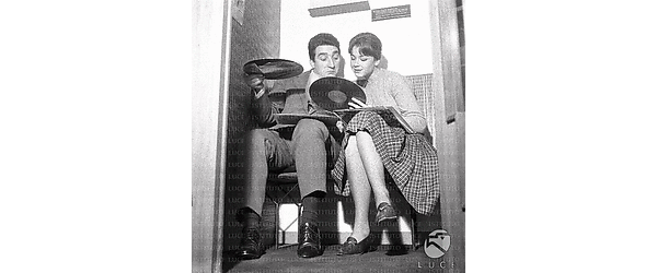 Roma Toni Dallara e Lorella De Luca seduti in una cabina di ascolto guardano dei long playing