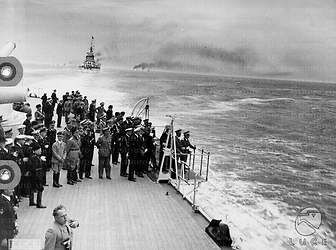 Golfo di Napoli Inquadratura dall'alto delle autorità sul ponte; il Re ed il Fuhrer sulla pensilina; sullo sfondo una nave da guerra; si vede un fotografo in civile