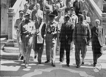 Venezia Folto gruppo di autorità militari alleate riprese durante una visita alla città di Venezia, accompagnate da esponenti del comitato di liberazione