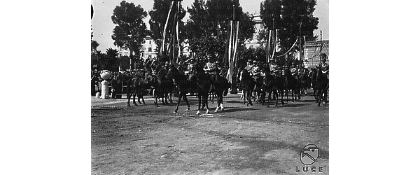 Roma Alti ufficiali a cavallo nel viale di accesso alla caserma