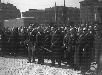 Roma Circondato da autorità, a piazza Venezia, Mussolini presenzia alla cerimonia inaugurale del viaggio dell'autotreno del grano