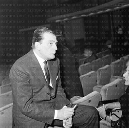 Luchino Visconti a teatro per la prima di Caro bugiardo