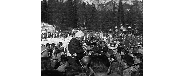 Cortina d'Ampezzo Tony Sailer, vincitore dello slalom gigante, viene portato in trionfo dai sui tifosi