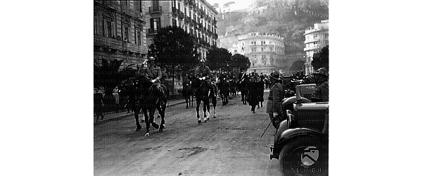 Napoli Il principe Umberto di Savoia sfila a cavallo lungo viale Principessa Elena alla testa di una parata militare