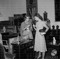 Roma Jane Fonda e la madre osservano alcuni pezzi d'antiquariato esposti