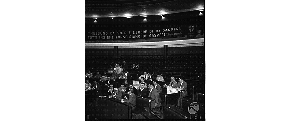 Persone sedute tra il pubblico per assistere alla riunione della corrente Primavera. Campo medio