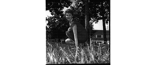 Sylvia Koscina  chinata in un giardino. Campo medio
